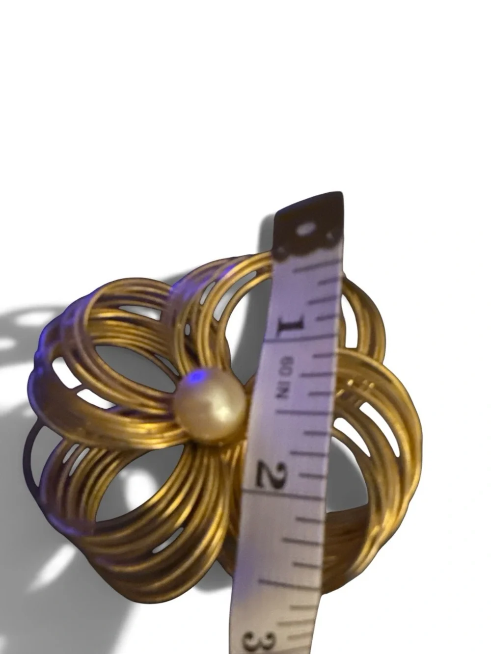 🌼 Vintage Gold-Tone Coiled Wire Flower Brooch with Faux Pearl